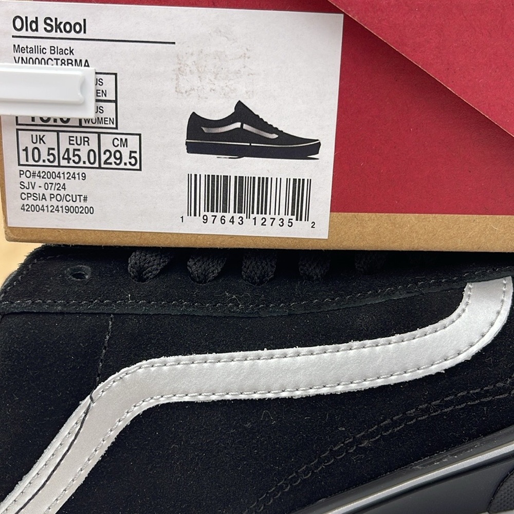Vans Men’s Black and White Sneakers Old Skool
Metallic Black
VN000CTERMA - Picture 14 of 16